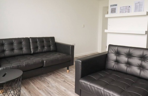 Crantock Apartment | BEACHVIEW APARTMENT 4, pet friendly, with a garden in Crantock