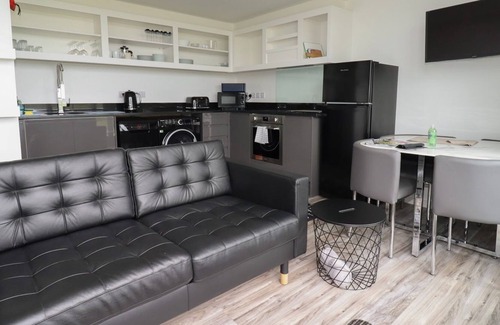 Crantock Apartment | BEACHVIEW APARTMENT 4, pet friendly, with a garden in Crantock