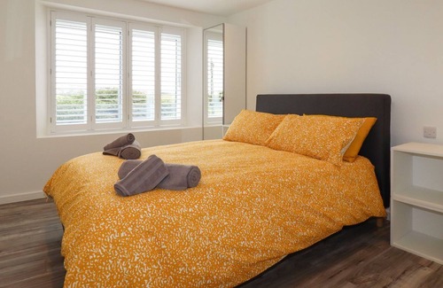 Crantock Apartment | BEACHVIEW APARTMENT 4, pet friendly, with a garden in Crantock
