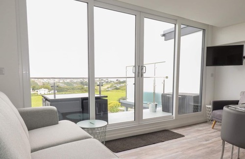 Crantock Apartment | BEACHVIEW APARTMENT 5, pet friendly, with a garden in Crantock