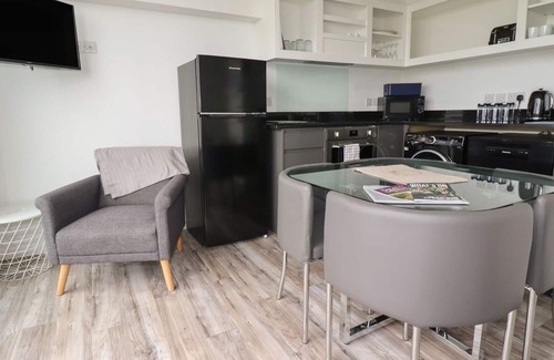 Crantock Apartment | BEACHVIEW APARTMENT 5, pet friendly, with a garden in Crantock
