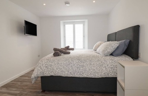 Crantock Apartment | BEACHVIEW APARTMENT 5, pet friendly, with a garden in Crantock