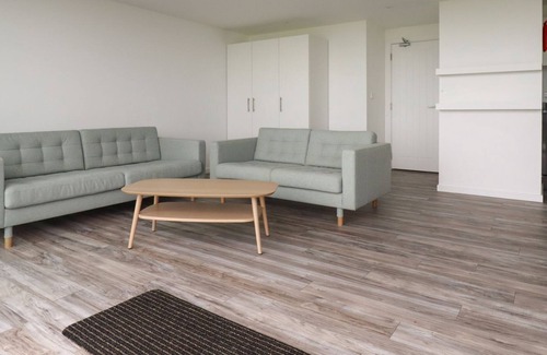 Crantock Apartment | BEACHVIEW APARTMENT 6, pet friendly, with a garden in Crantock