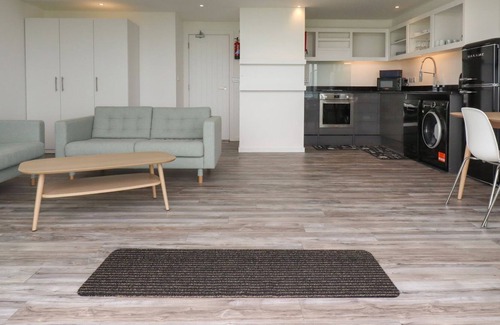 Crantock Apartment | BEACHVIEW APARTMENT 6, pet friendly, with a garden in Crantock