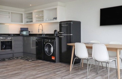 Crantock Apartment | BEACHVIEW APARTMENT 6, pet friendly, with a garden in Crantock