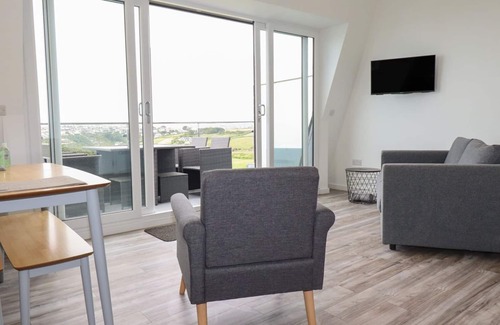 Crantock Apartment | BEACHVIEW APARTMENT 7, pet friendly, with a garden in Crantock