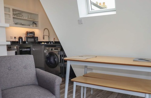 Crantock Apartment | BEACHVIEW APARTMENT 7, pet friendly, with a garden in Crantock