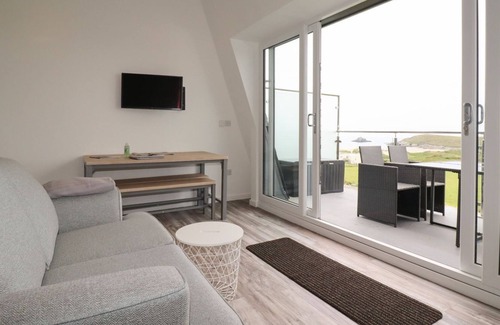 Crantock Apartment | BEACHVIEW APARTMENT 8, pet friendly, with a garden in Crantock