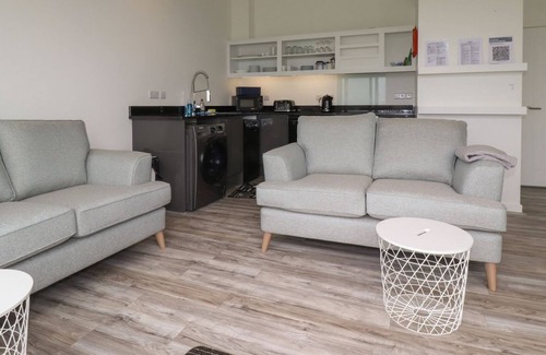 Crantock Apartment | BEACHVIEW APARTMENT 8, pet friendly, with a garden in Crantock