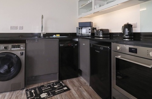 Crantock Apartment | BEACHVIEW APARTMENT 8, pet friendly, with a garden in Crantock