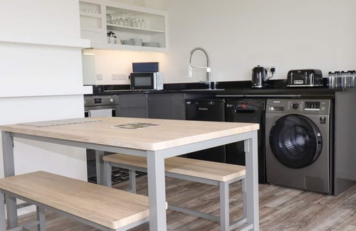 Crantock Apartment | BEACHVIEW APARTMENT 9, pet friendly, with a garden in Crantock