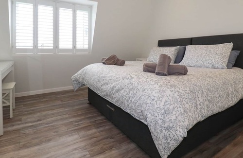Crantock Apartment | BEACHVIEW APARTMENT 9, pet friendly, with a garden in Crantock