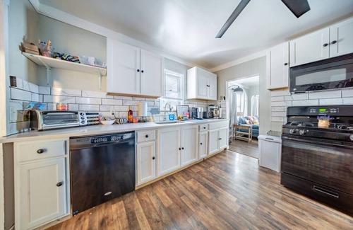 Woodmere House | Beachwood Area 2 Bedroom w King Beds