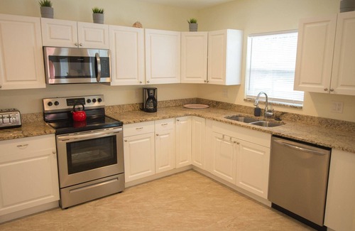 River District House | Beachy 3BR/3BA Pool Home ⚓ small office ⚓ Close to Manatee River and Downtown