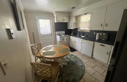 Charleston House | Beachy 3BR - close to DT and Folly