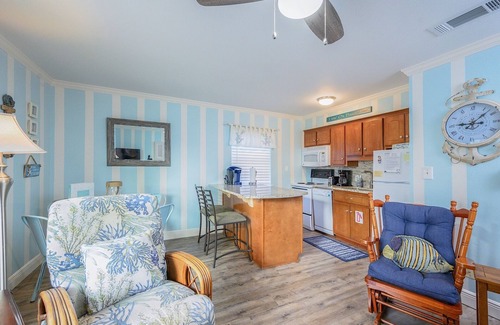Gulf Shores Condo | Beachy & Fun ^ Close to Everything ^ Perfect for Couples & Young Families