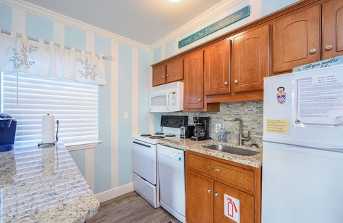 Gulf Shores Condo | Beachy & Fun ^ Close to Everything ^ Perfect for Couples & Young Families