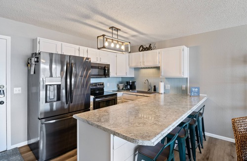 Osage Beach Condo | Beachy Lakefront - Covered Patio - Putting Green - No Stairs/Easy Access - Kg Bd