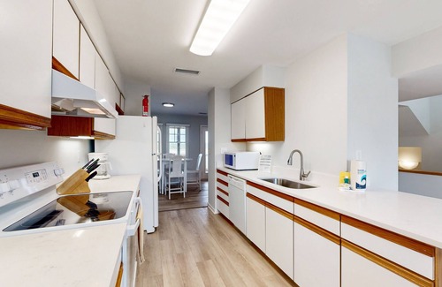 Buxton House | Beachy townhouse with pool acces, washer/dryer, fast WiFi, AC & ocean views