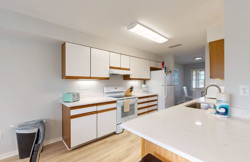 Buxton House | Beachy townhouse with pool acces, washer/dryer, fast WiFi, AC & ocean views