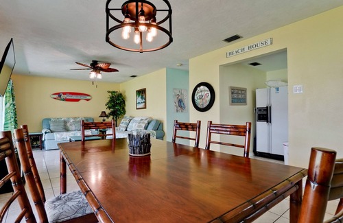 Siesta Key Villa | Beachy villa on Siesta Key with heated pool, screened in lanai, and ground level