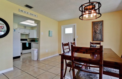 Siesta Key Villa | Beachy villa on Siesta Key with heated pool, screened in lanai, and ground level