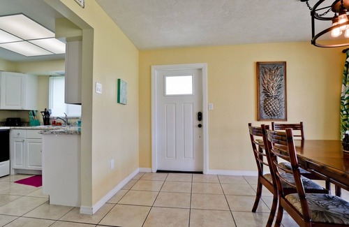 Siesta Key Villa | Beachy villa on Siesta Key with heated pool, screened in lanai, and ground level