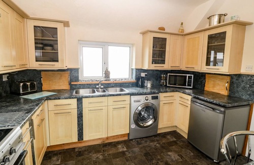 Cemaes Bay Cottage | BEACON COTTAGE, pet friendly, country holiday cottage in Cemaes Bay