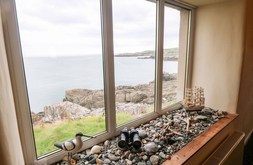 Cemaes Bay Cottage | BEACON COTTAGE, pet friendly, country holiday cottage in Cemaes Bay