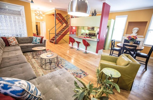 South Main Historic District House | Beale 2 blocks: 3400 SqFt, 11 beds, 2car-garage, rooftop deck, trolley in front