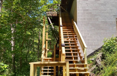 Gatlinburg - Pigeon Forge Cabin | Bear Bella's Treehouse