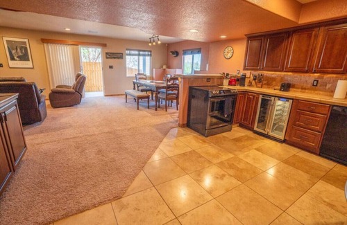 Colorado Springs Condo | Bear Creek Lodge - Hot Tub - King Bed - Close to Everything