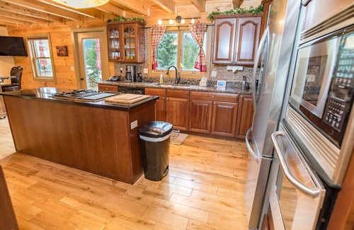 Breckenridge House | Bear Creek Mining Lodge: Mountain Style, Hot Tub