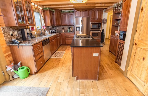 Breckenridge House | Bear Creek Mining Lodge: Mountain Style, Hot Tub