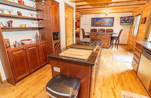 Breckenridge House | Bear Creek Mining Lodge: Mountain Style, Hot Tub