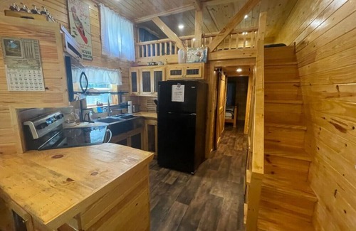 Sayner House | Bear Cub Cabin is a cozy 1 bedroom and loft oasis