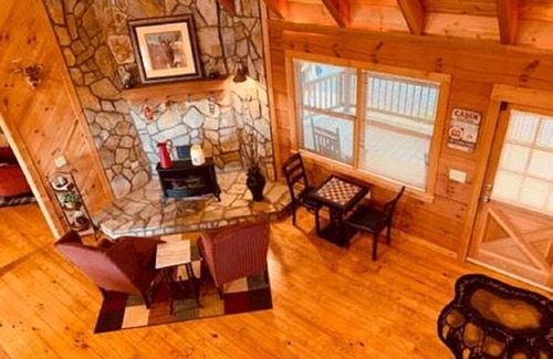 Todd Cabin | BEAR FEET RETREAT, 100 MILE VIEWS, HOT TUB, 4 BEDROOMS, sleeping loft SLEEPS 22