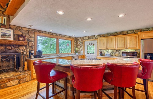 Waynesville House | Bear Hug Inn at Gated Smoky Mountain Retreat Community