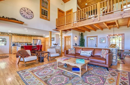 Waynesville House | Bear Hug Inn at Gated Smoky Mountain Retreat Community