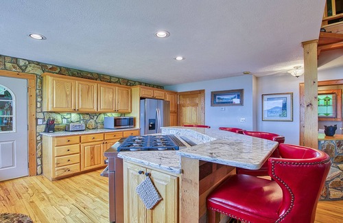 Waynesville House | Bear Hug Inn at Gated Smoky Mountain Retreat Community