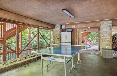Gatlinburg - Pigeon Forge Cabin | Bear Lodge at Bent Creek is a Creekside Golf Course Oasis!