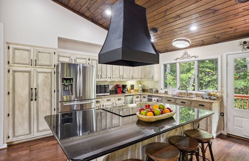 Gatlinburg - Pigeon Forge Cabin | Bear Lodge at Bent Creek is a Creekside Golf Course Oasis!