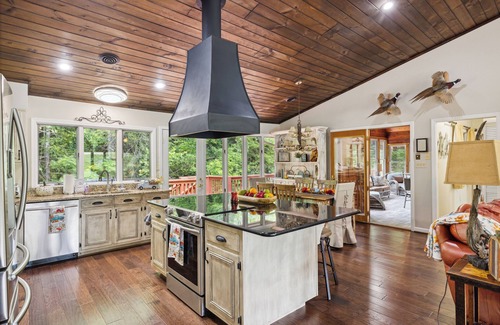 Gatlinburg - Pigeon Forge Cabin | Bear Lodge at Bent Creek is a Creekside Golf Course Oasis!