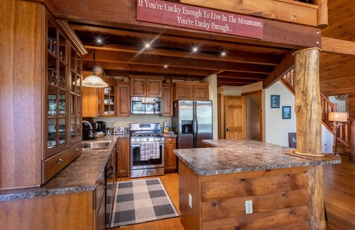 Banner Elk House | Bear Necessities - 4BR home in Banner Elk near ski slopes with a hot tub and pool table!
