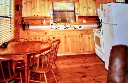 Cherry Log Cabin | Bear Pause,BabblingCreekfront Logcabin,HotTub delivery Sept 2025,FirePit,Hammock