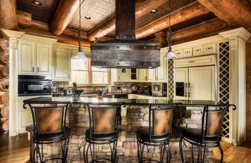 Gatlinburg Ski Chalet | Bear Paw - 7 bed, 8ba, Sleeps 22, Location, 3 Clubhouse Pools, Hot tub