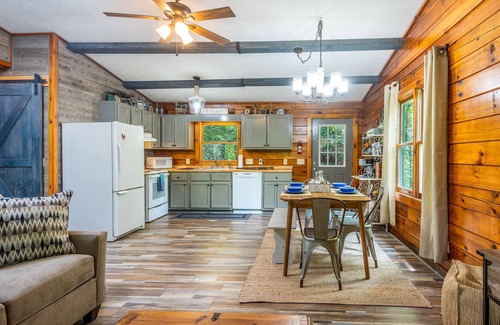 Waynesville Cabin | Bear's Den!