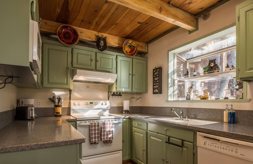 Arnold Ski Chalet | Bear's Outpost- ~ Central Heat!Stay 4 nights, Get 5th night free