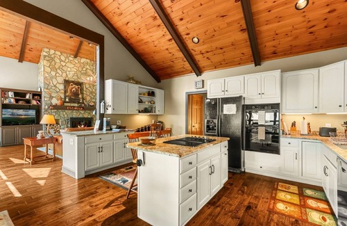 Boone Ski Chalet | Bear Trail-Open for Bookings! Views, Hot Tub, Pool Table