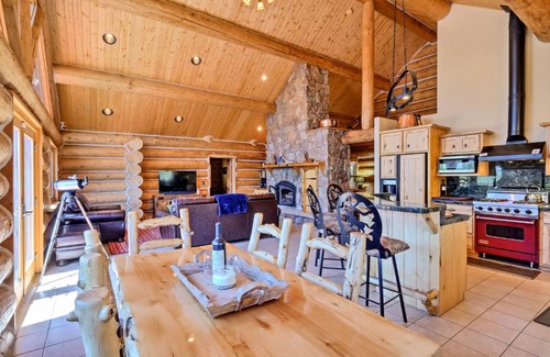 Bailey House | Bearadise Cabin with Mtn Views - Near Hiking!